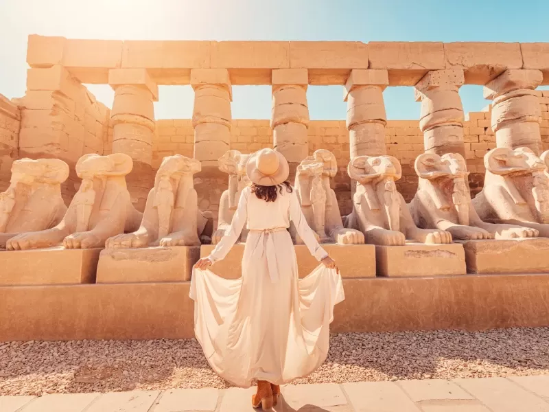 una donna a Luxor, vacanze pasqua egitto